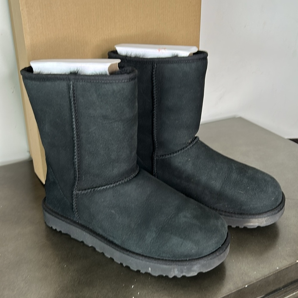 UGG Classic short Boot Size 9